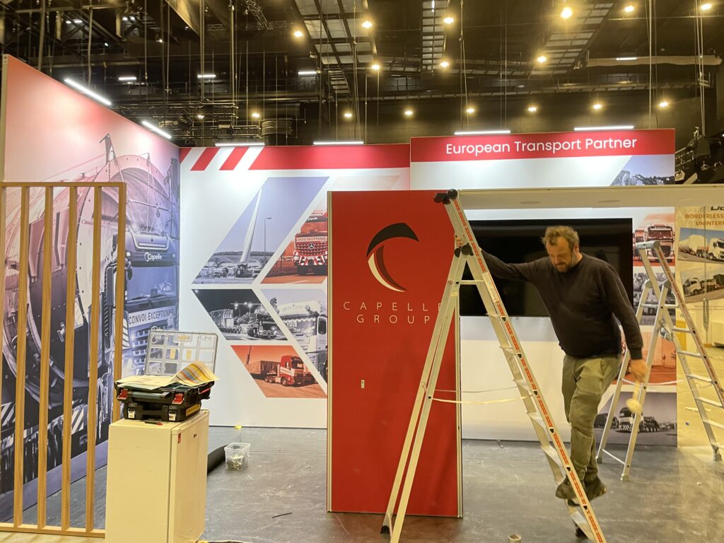 Installation d'un stand professionnel par l'équipe HM STANDS