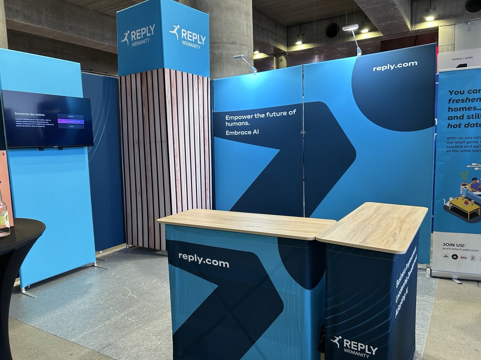 Stand d’exposition transportable Contour avec comptoir et écran pour REPLY