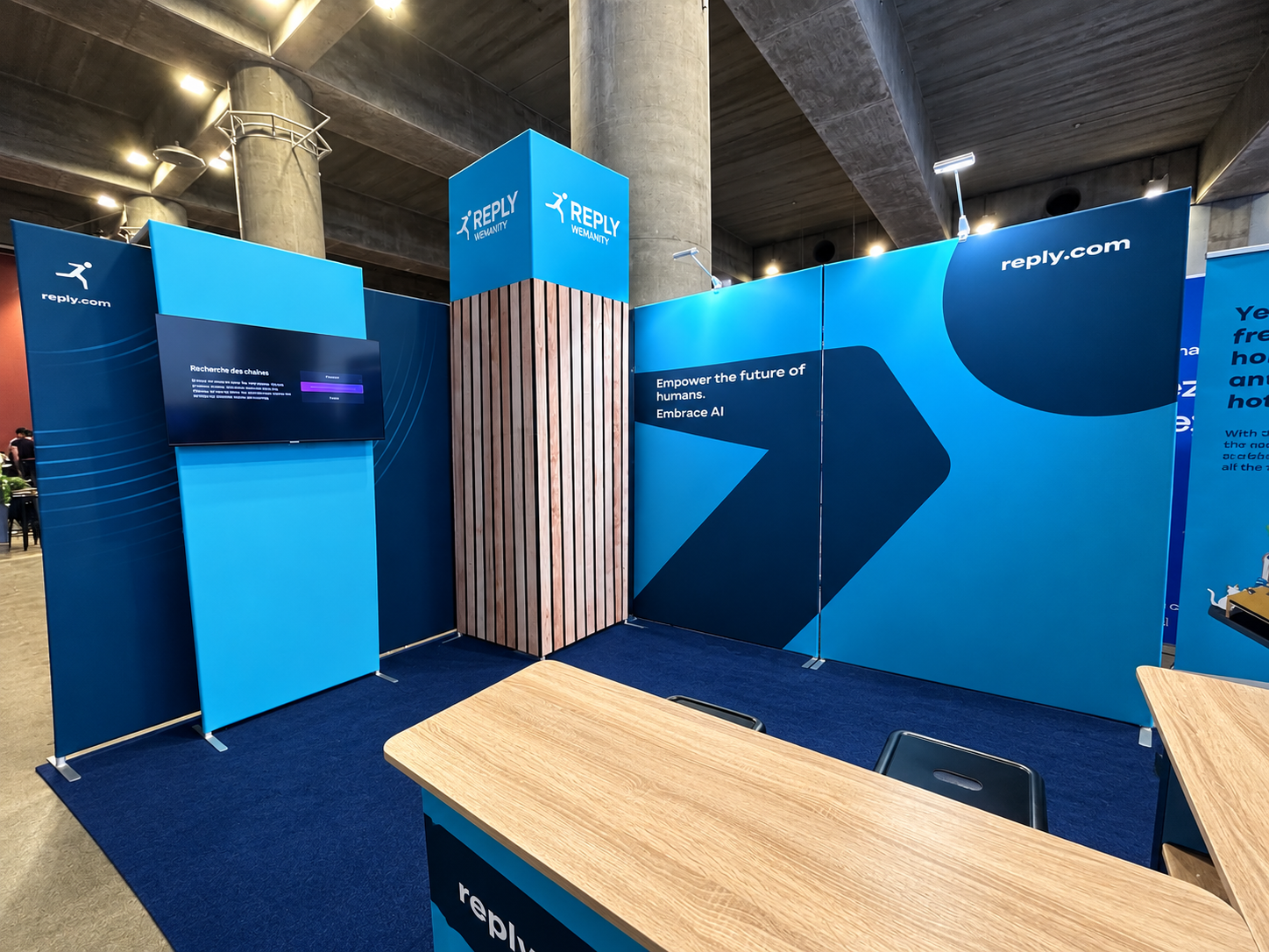 Stand d’exposition transportable Contour personnalisé pour REPLY